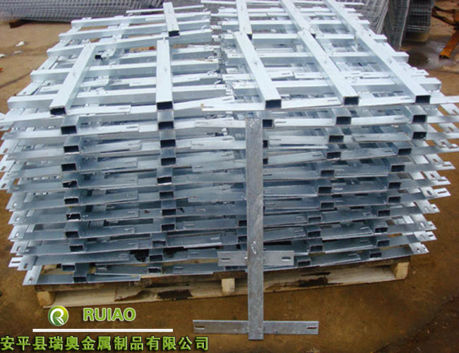 河北東科廠家直銷刺絲滾籠、立柱支架與加密支架金屬制品——安全防護的堅實后盾